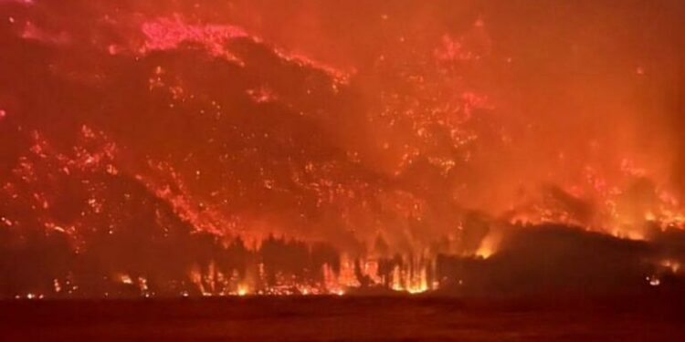 Devastador incendio forestal en la Patagonia; evacúan a 3 mil turistas