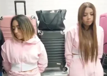 El amargo final del ‘viaje soñado’: influencers caen con droga rumbo a Bali