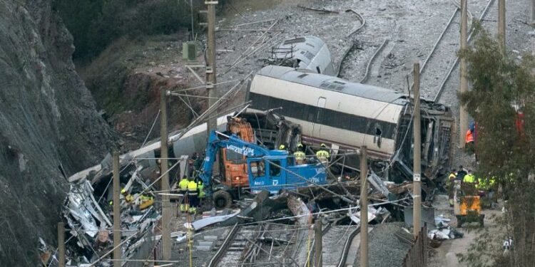 Suman 45 muertos tras accidente ferroviario en España