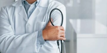 Liberan a doctor acusado de abuso durante estudio clínico en Chihuahua