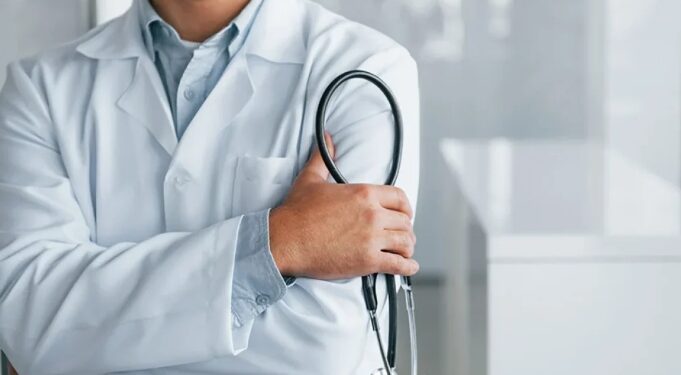 Liberan a doctor acusado de abuso durante estudio clínico en Chihuahua