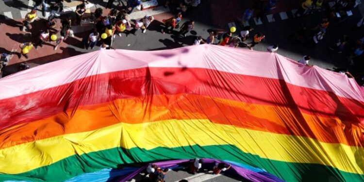 Comunidad LGBTIQ+ denuncia que el Congreso aprobó un cobro excesivo del reconocimiento legal de la identidad de género