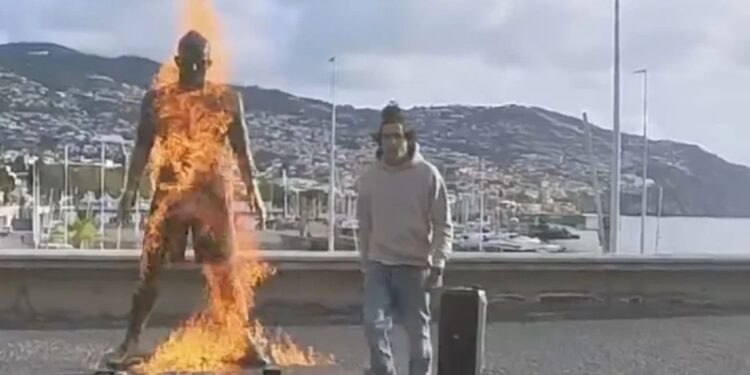 Tiktoker portugués prende fuego a la estatua de Cristiano Ronaldo y deja extraño mensaje: “Esta es la última advertencia de Dios”