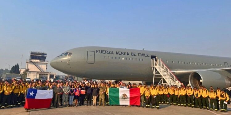 Arriba a Chile brigada mexicana de 145 bomberos forestales a combatir incendios