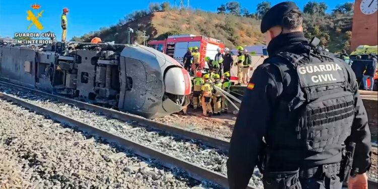 Pedro Sánchez promete esclarecer tragedia ferroviaria en Adamuz; decretan tres días de luto oficial