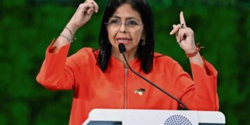 Delcy Rodríguez jura como presidenta encargada de Venezuela tras destitución de Maduro