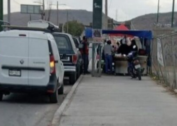 Denuncian omisión del Ayuntamiento y de Comercio por puestos que obstruyen banquetas