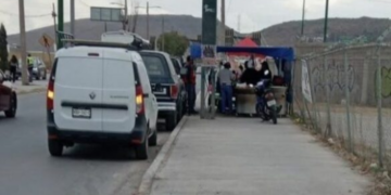 Denuncian omisión del Ayuntamiento y de Comercio por puestos que obstruyen banquetas