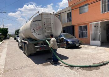 Colonias de Villa de Pozos padecen desabasto mientras Interapas permanece ausente