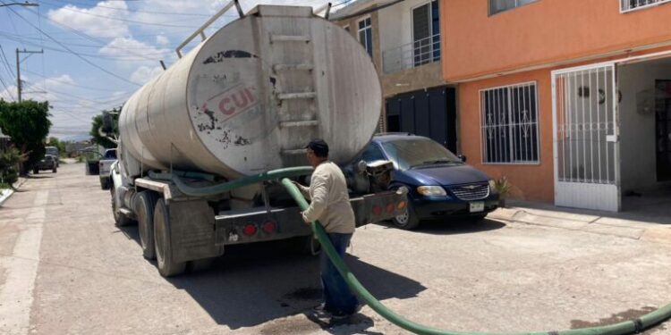 Colonias de Villa de Pozos padecen desabasto mientras Interapas permanece ausente