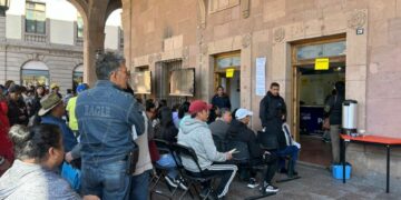 Largas filas desde temprano para el pago del predial