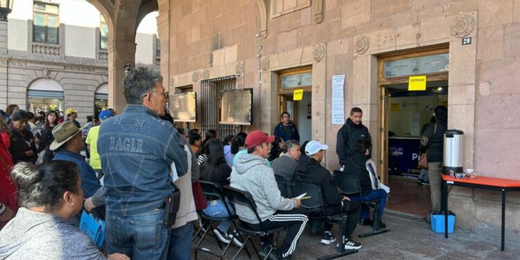 Largas filas desde temprano para el pago del predial