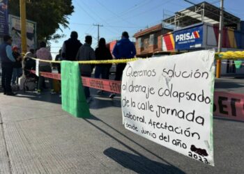 Colapso de drenaje desata protesta vecinal contra Interapas en la colonia Azaleas