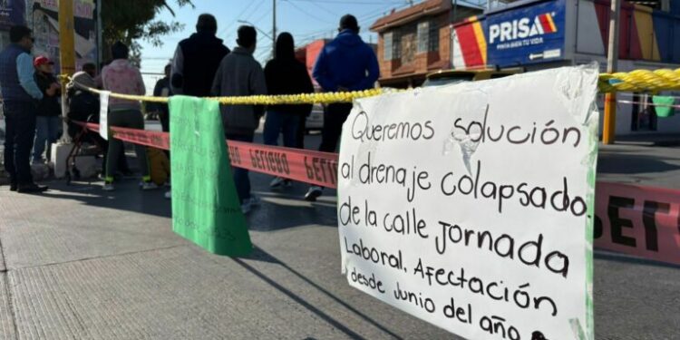 Colapso de drenaje desata protesta vecinal contra Interapas en la colonia Azaleas