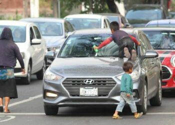 Trabajo infantil persiste en calles de Villa de Pozos; autoridades reconocen dificultad para retirar a menores de zonas de riesgo