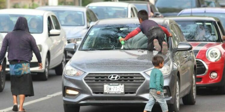 Trabajo infantil persiste en calles de Villa de Pozos; autoridades reconocen dificultad para retirar a menores de zonas de riesgo