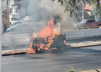Camioneta volcó y ardió en llamas en Salvador Nava; conductor logró salir a tiempo
