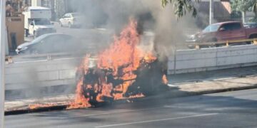 Camioneta volcó y ardió en llamas en Salvador Nava; conductor logró salir a tiempo