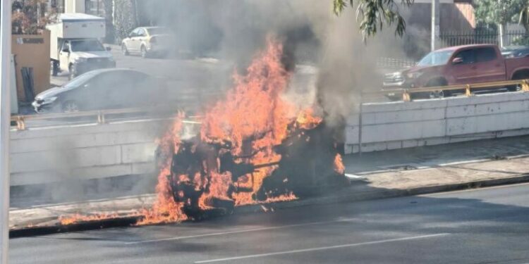 Camioneta volcó y ardió en llamas en Salvador Nava; conductor logró salir a tiempo