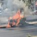 Camioneta volcó y ardió en llamas en Salvador Nava; conductor logró salir a tiempo