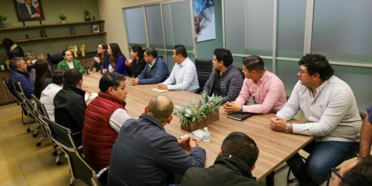 Secretaría de Finanzas sostiene reunión de trabajo para atender alta demanda de trámites