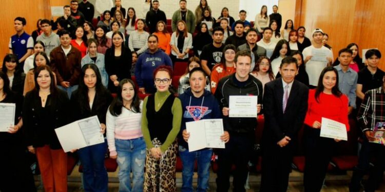 En 2025, fueron certificados más de 55 mil adultos en educación básica en San Luis Potosí.