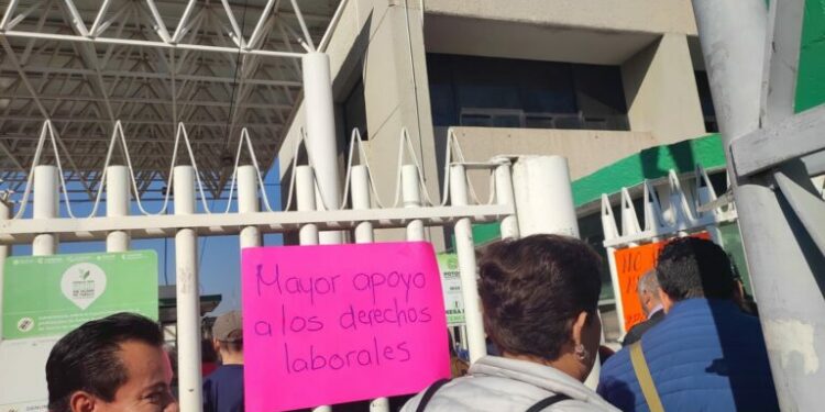 Protestan maestros de educación física en la SEGE