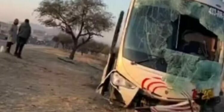 Autobús se sale de la carretera 57 en Santa María del Río; reportan personas lesionadas
