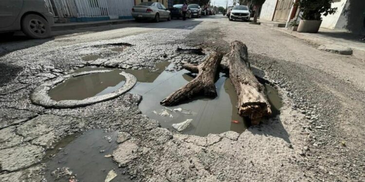 Aguas negras, enfermedades y abandono: Interapas ignora colapso de drenaje en Soledad