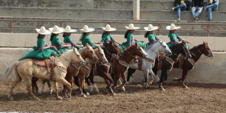 La Escaramuza El Rosedal se presentó en el Rancho del Charro