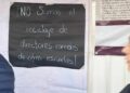 Sin maestros y sin respuestas; padres toman primaria Benito Juárez en Himno Nacional