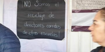 Sin maestros y sin respuestas; padres toman primaria Benito Juárez en Himno Nacional