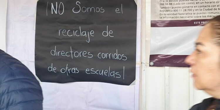 Sin maestros y sin respuestas; padres toman primaria Benito Juárez en Himno Nacional