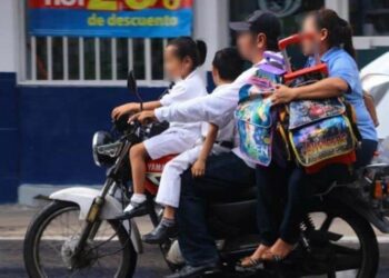Persisten traslados de menores sin casco en motocicleta en San Luis Potosí