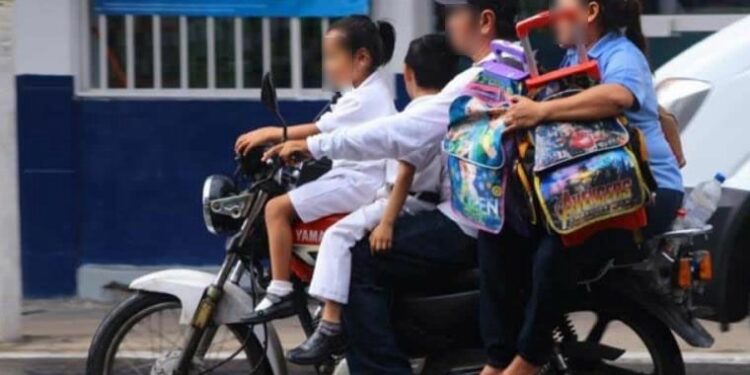 Persisten traslados de menores sin casco en motocicleta en San Luis Potosí
