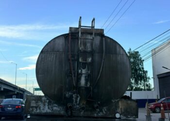 Vecinos denuncian desperdicio de agua por fugas constantes en pozo de Las Mercedes