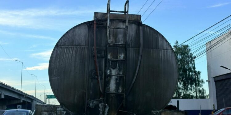Vecinos denuncian desperdicio de agua por fugas constantes en pozo de Las Mercedes