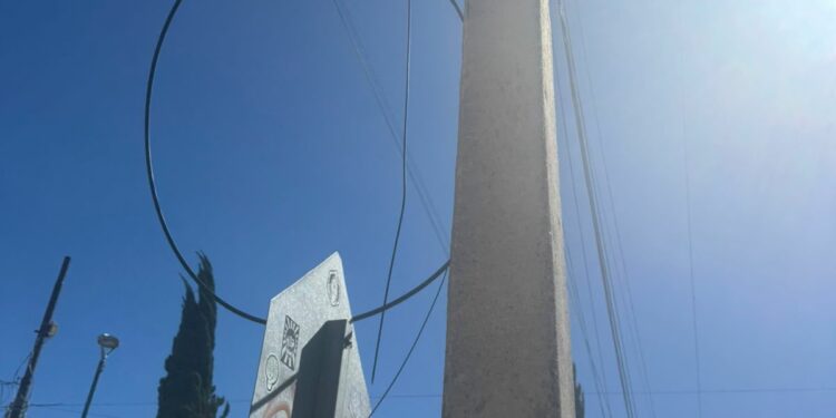 Cableado en desuso se suma al deterioro urbano de la avenida Carranza