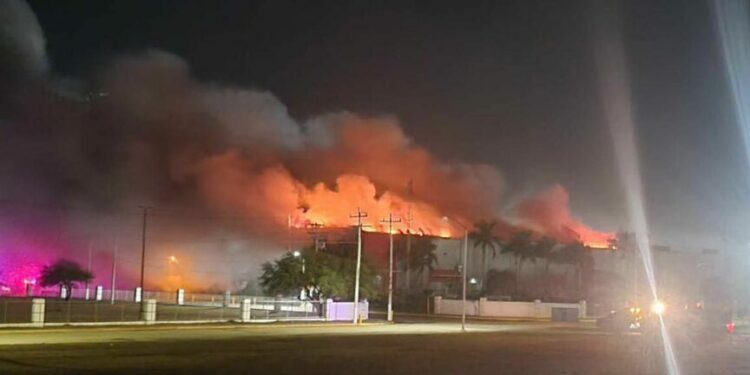 Incendio en maquiladora de Matamoros deja tres bomberos fallecidos