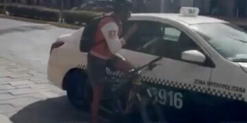 Conflictos viales sin control en la Capital; ciclista enfrenta a taxista tras incidente en Carranza
