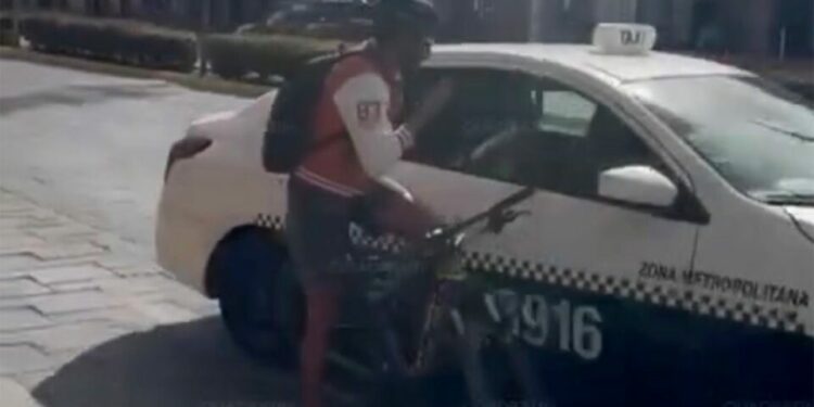 Conflictos viales sin control en la Capital; ciclista enfrenta a taxista tras incidente en Carranza
