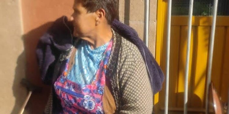 Personal de Comercio agrede a adulta mayor y la deja lesionada en la vía pública