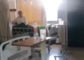 Se muestra a enfermeras del IMSS protegiendo a pacientes en hospital durante el sismo