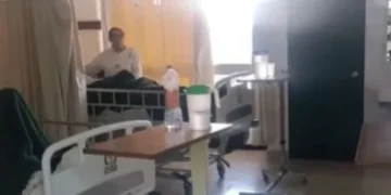 Se muestra a enfermeras del IMSS protegiendo a pacientes en hospital durante el sismo