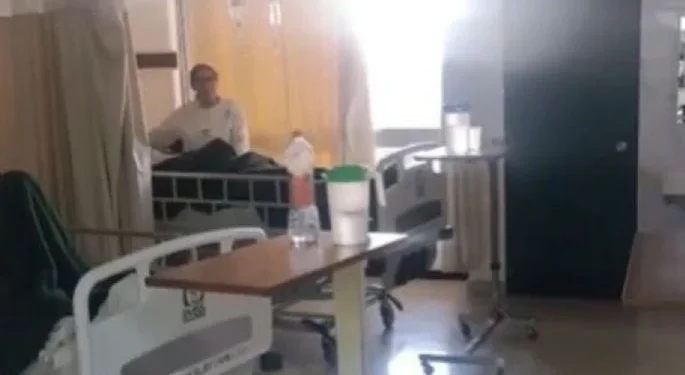 Se muestra a enfermeras del IMSS protegiendo a pacientes en hospital durante el sismo