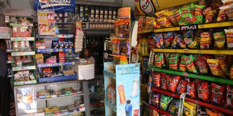 Alzas de precios impactan productos de consumo y bebidas en pequeños comercios