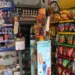 Alzas de precios impactan productos de consumo y bebidas en pequeños comercios