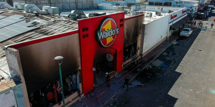 Fiscalía de Sonora imputa a ocho personas y una empresa por incendio en Waldo’s Hermosillo