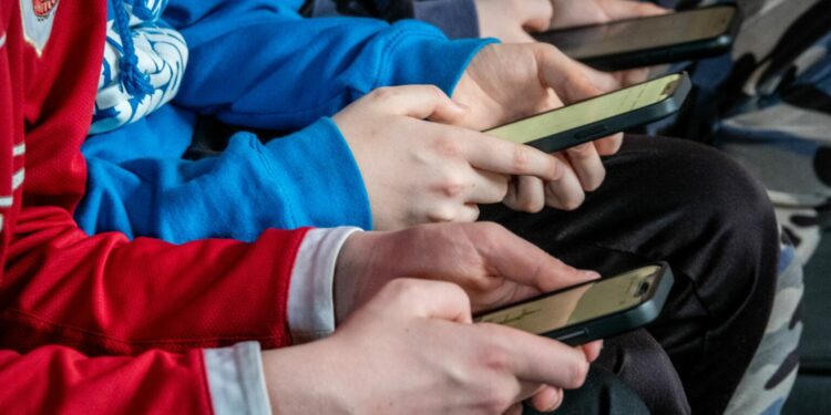 Reino Unido analiza prohibir redes sociales para menores de 16 años y regular la IA