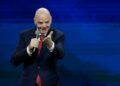Infantino apoya un regreso de Rusia; en Ucrania lo condenan